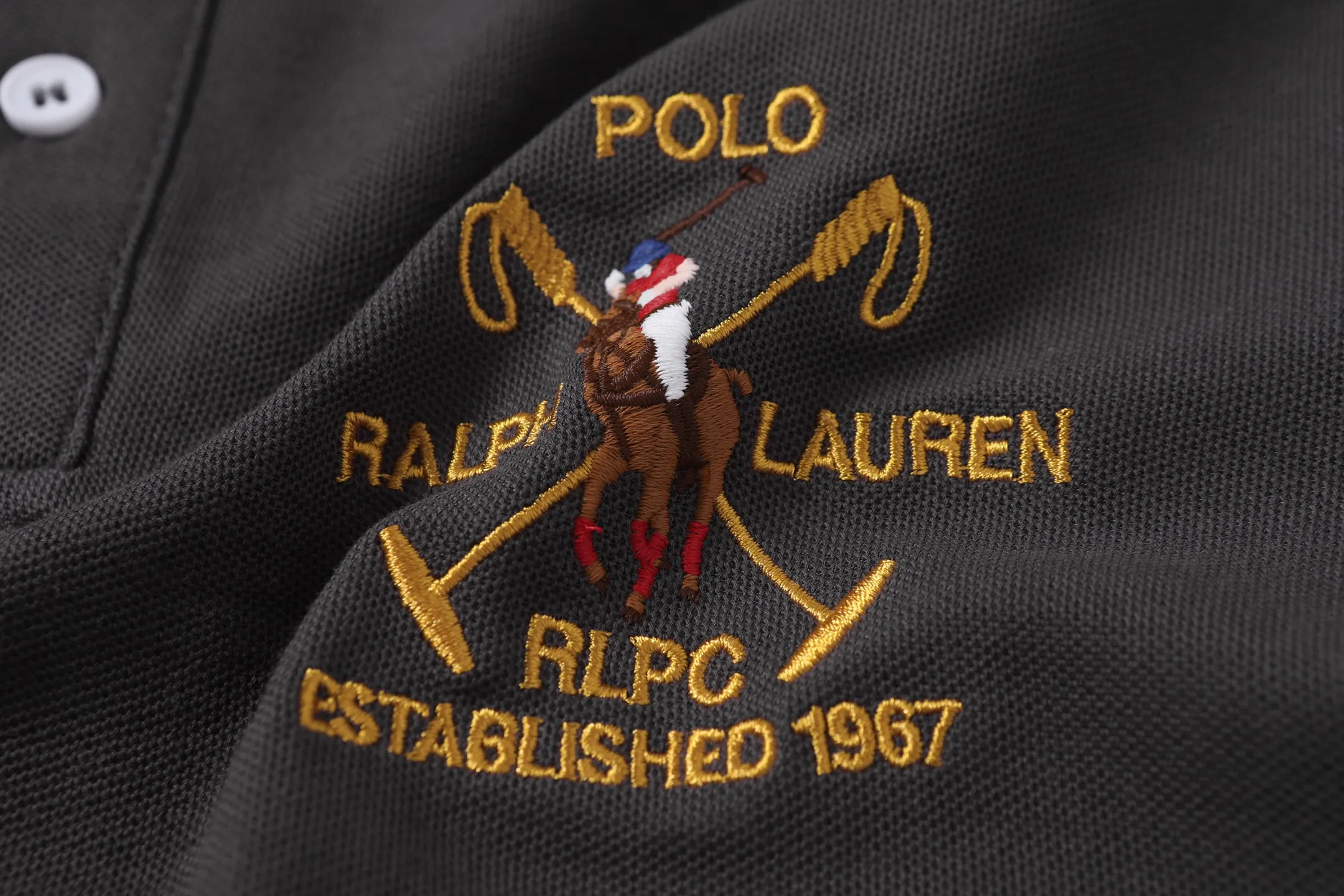 P156 Style number: A015 [Ralph Lauren classic letter logo embroidered Polo shirt] ✅250 grams of fine cotton pique fabric, custom-woven and dyed threads ✅Original stickers Scan the QR code to enter the official website ✅Large version, loose and stylish, can wear up to 210 pounds Color: black, white, navy, blue, sky blue, dark gray, floral gray Size: S-XL